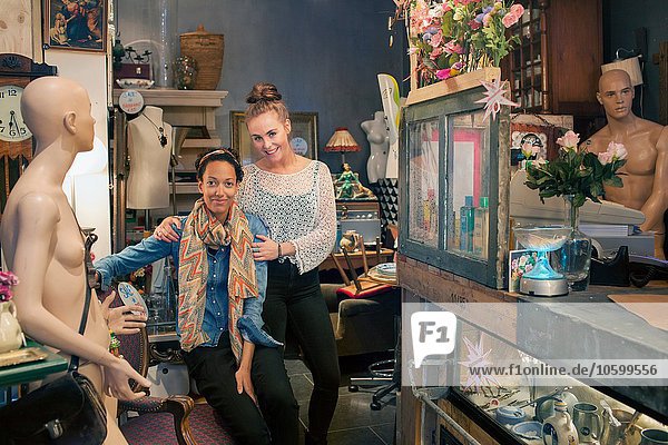 Portrait von zwei Kolleginnen im Vintage-Shop