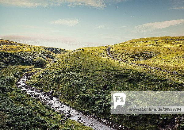 Fluss fließt durch hügelige Landschaft  Brecon Beacons  Wales  UK