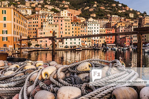 Fischernetze und Hafen,  Camogli,  Ligurien,  Italien