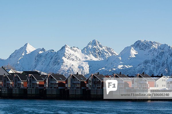 Reihenhäuser am Wasser Svolvaer Lofoten Norwegen