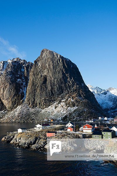 Landschaft mit Häusern und Bergen am Wasser  Hamnoy  Lofoten  Norwegen