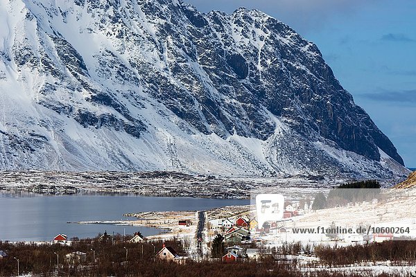 Schneebedeckte Ufer und Berge  Borg  Lofoten  Norwegen