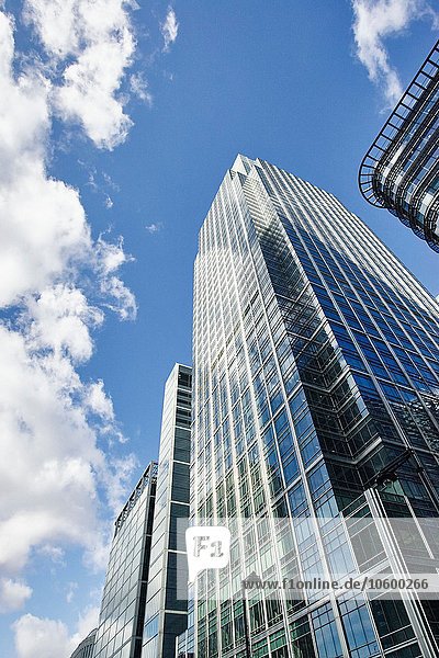 Untersicht der Wolkenkratzer und blauer Himmel  Canary Wharf  London  UK