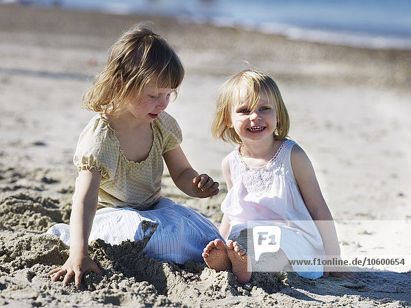 Strand Sand 2 Mädchen spielen