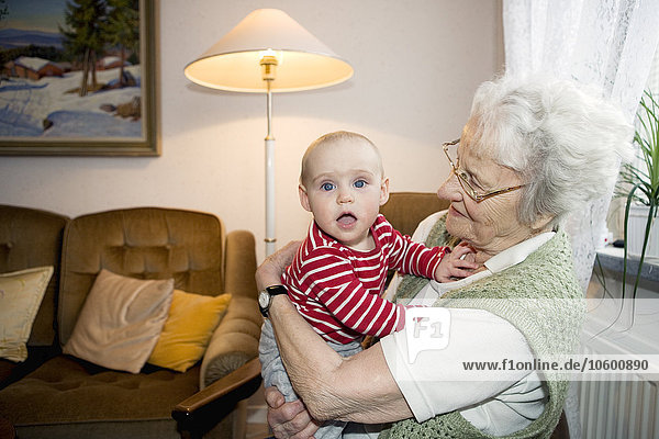 Großmutter umarmt Enkelkind