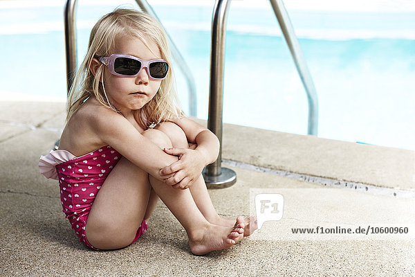Porträt eines Mädchens am Pool