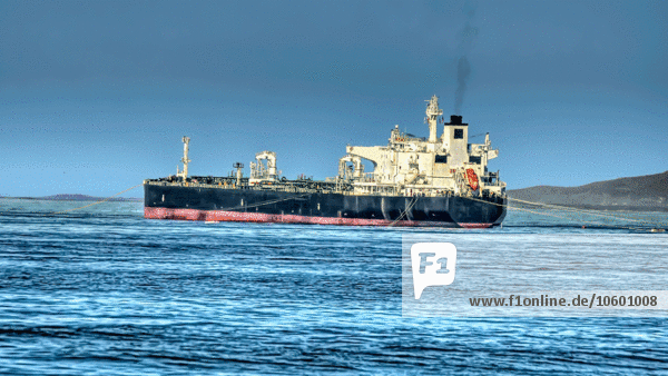 Schnellbootrennen mit verankertem Öltanker