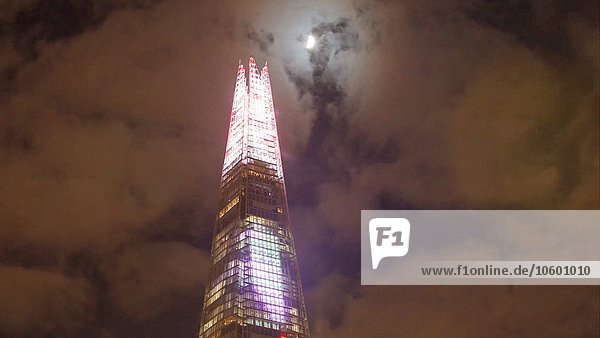 Shard Building mit Licht Show bei Nacht  Low Angle View  London  England  UK