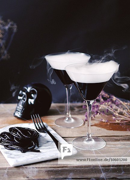 Halloween-Cocktails mit Wodka  Wermut und Crème de Cassis mit Beschlageffekt