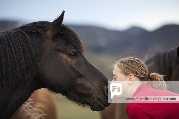 Mädchen küsst Pferd