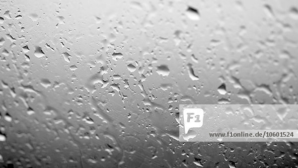 Regentropfen auf Fenster  Nahaufnahme