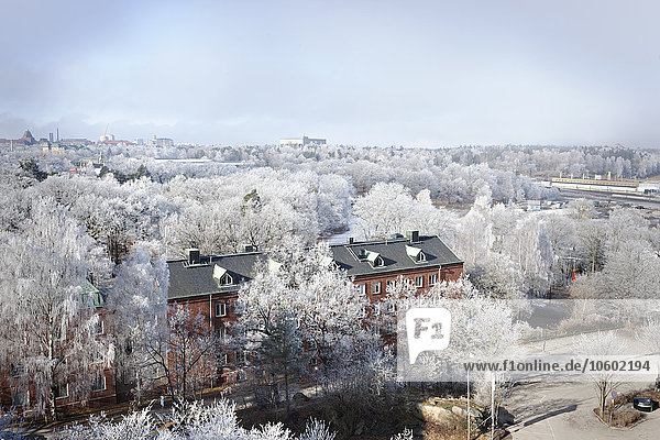 Hochformatige Ansicht von Gebäuden zwischen frostigen Bäumen  Gardet  Stockholm