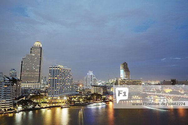 Stadtbild bei Nacht  Bangkok  Thailand