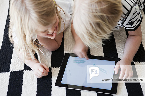 Kinder benutzen ein digitales Tablet
