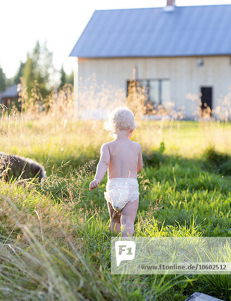 Kind läuft auf Gras  Jarvso  Schweden