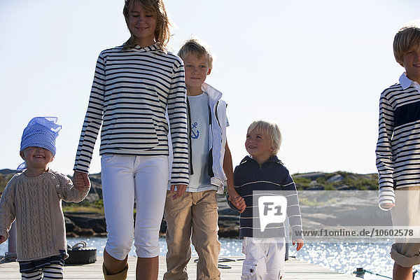 Mutter mit Kindern am Strand  Vastkusten  Schweden