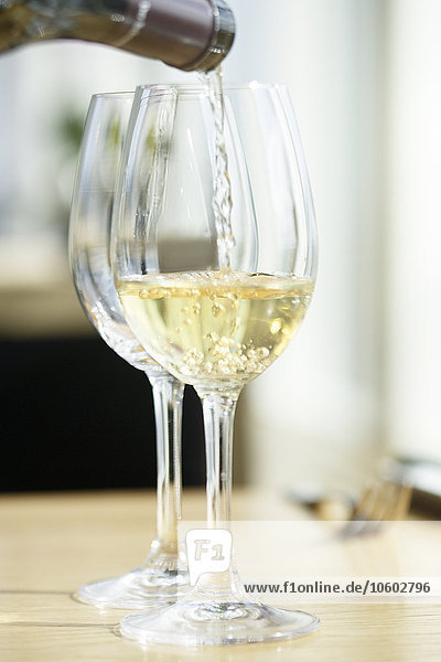 Wein wird in ein Weinglas gegossen