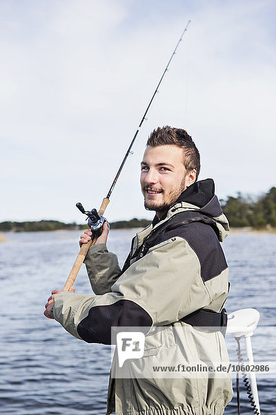 Junger Mann beim Fischen