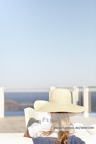 Frau liest Buch am Strand