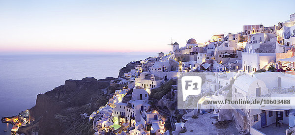 Alte Stadt an der Küste in der Abenddämmerung  Griechenland