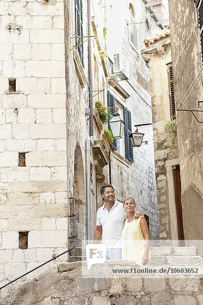 Ehepaar geht in der Altstadt spazieren