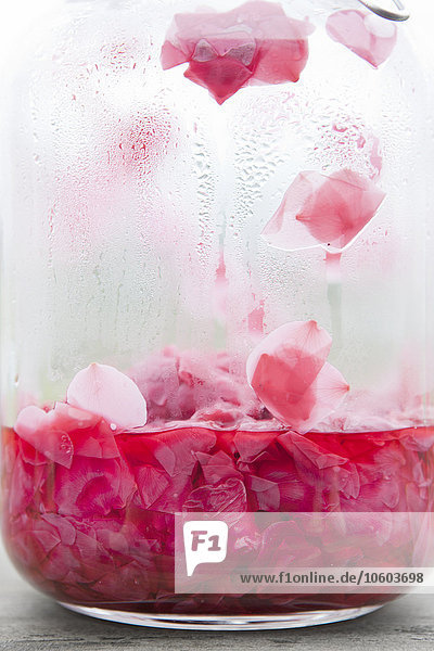 Rosenblüten im Glas