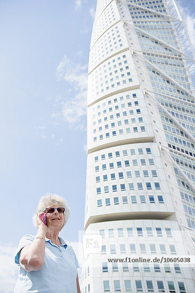 Ältere Frau spricht durch das Telefon