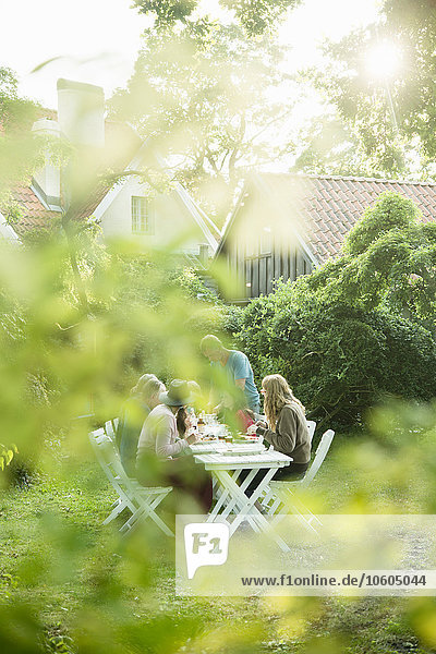 Familie beim Essen im Garten