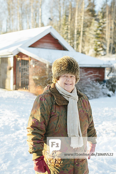 Frau Winter lächeln reifer Erwachsene reife Erwachsene