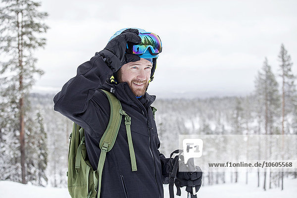 Lächelnder Mann beim Skifahren