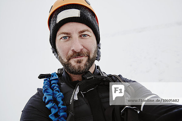 Porträt eines lächelnden Bergsteigers