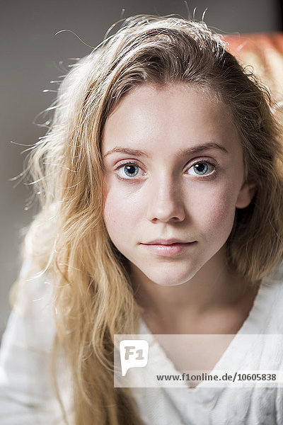 Porträt einer jungen Frau mit blauen Augen