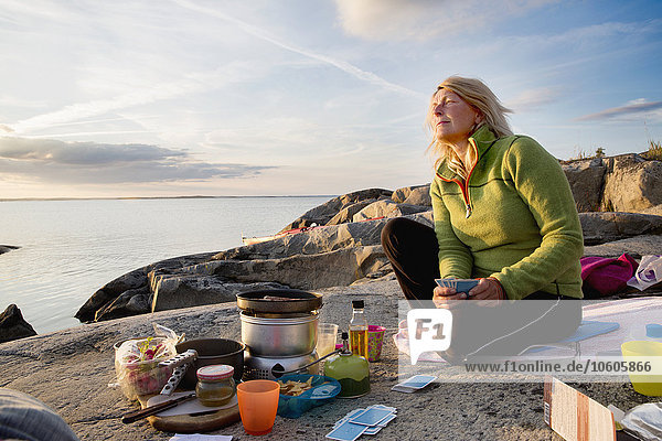 Frau Lebensmittel Vorbereitung camping