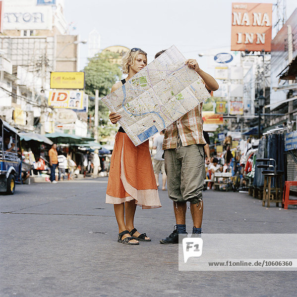 Ein Paar schaut auf eine Landkarte  Thailand.