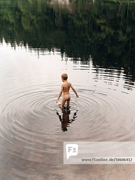 Ein Junge schwimmt in einem See.