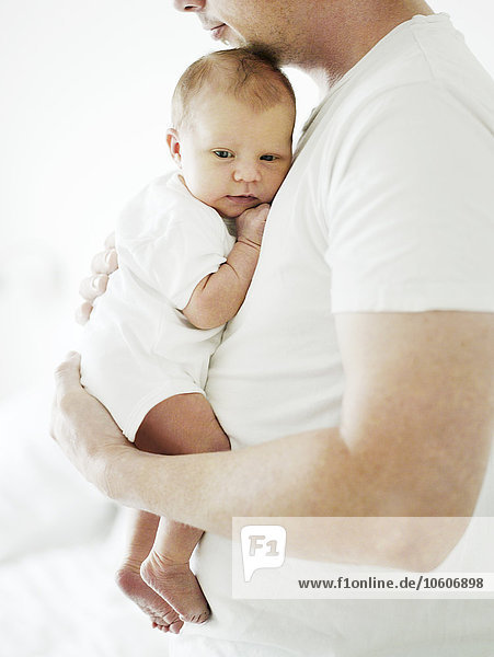 Ein Vater hält sein Baby  Schweden.
