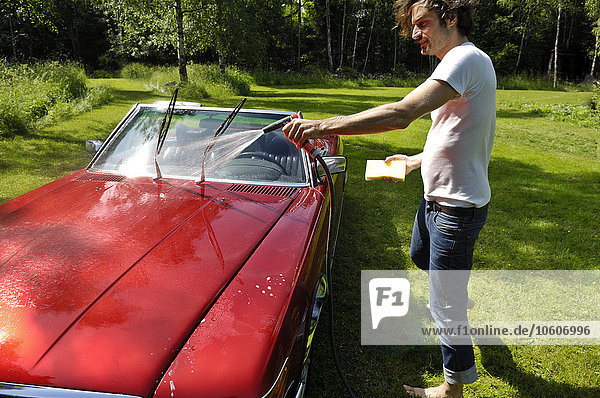 Mann Auto waschen