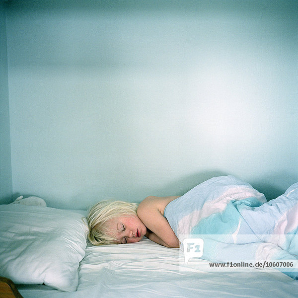 Ein schlafendes blondes Mädchen  Schweden.