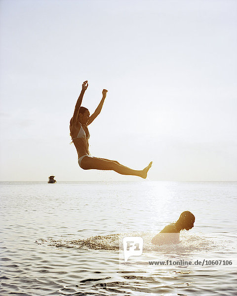Zwei Menschen haben Spaß im Meer  Thailand.