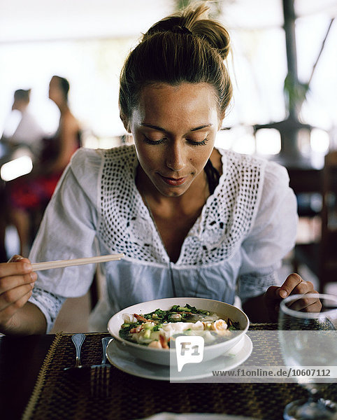 Eine skandinavische Frau beim Mittagessen  Thailand.