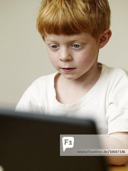Ein Junge schaut auf einen Computer  Schweden.