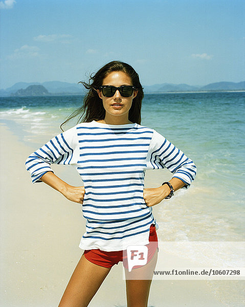Eine junge skandinavische Frau am Strand.