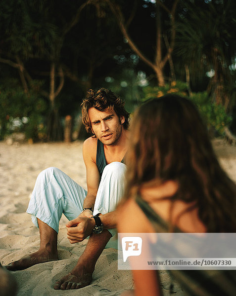 Ein Paar sitzt am Strand  Thailand.
