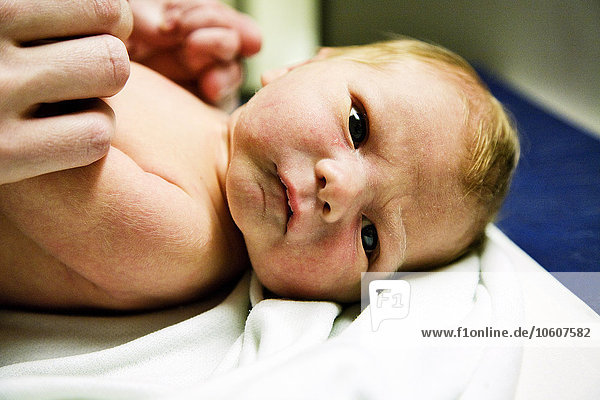 Porträt eines neugeborenen Jungen  Schweden.