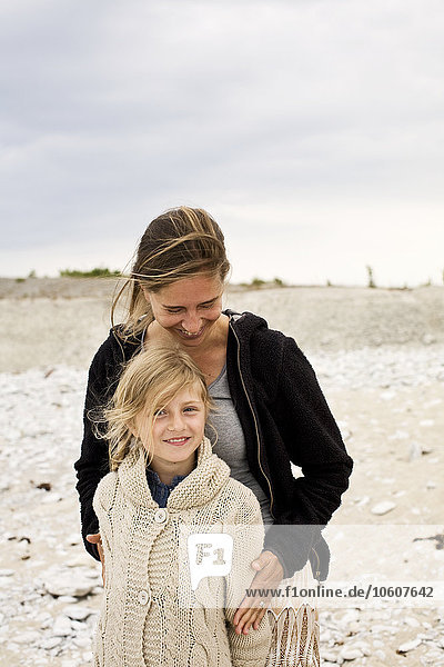 Mutter und Tochter an einem Strand  Schweden.