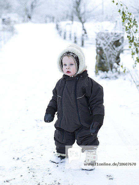 Ein junges Mädchen in Winterkleidung
