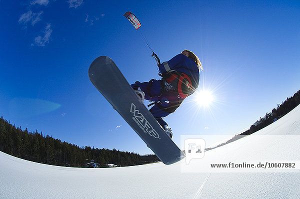Skandinavien  Schweden  Malaren  Mann beim Snowboarden