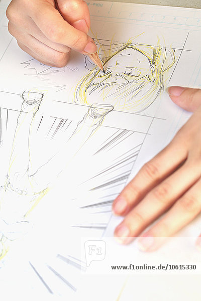 Japanischer Manga-Zeichner bei der Arbeit im Atelier