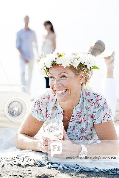 Lächelnde Frau mit Blumenkranz