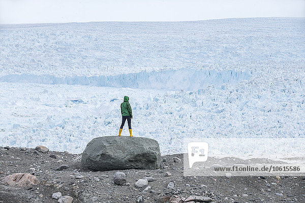 Frau schaut auf Gletscher